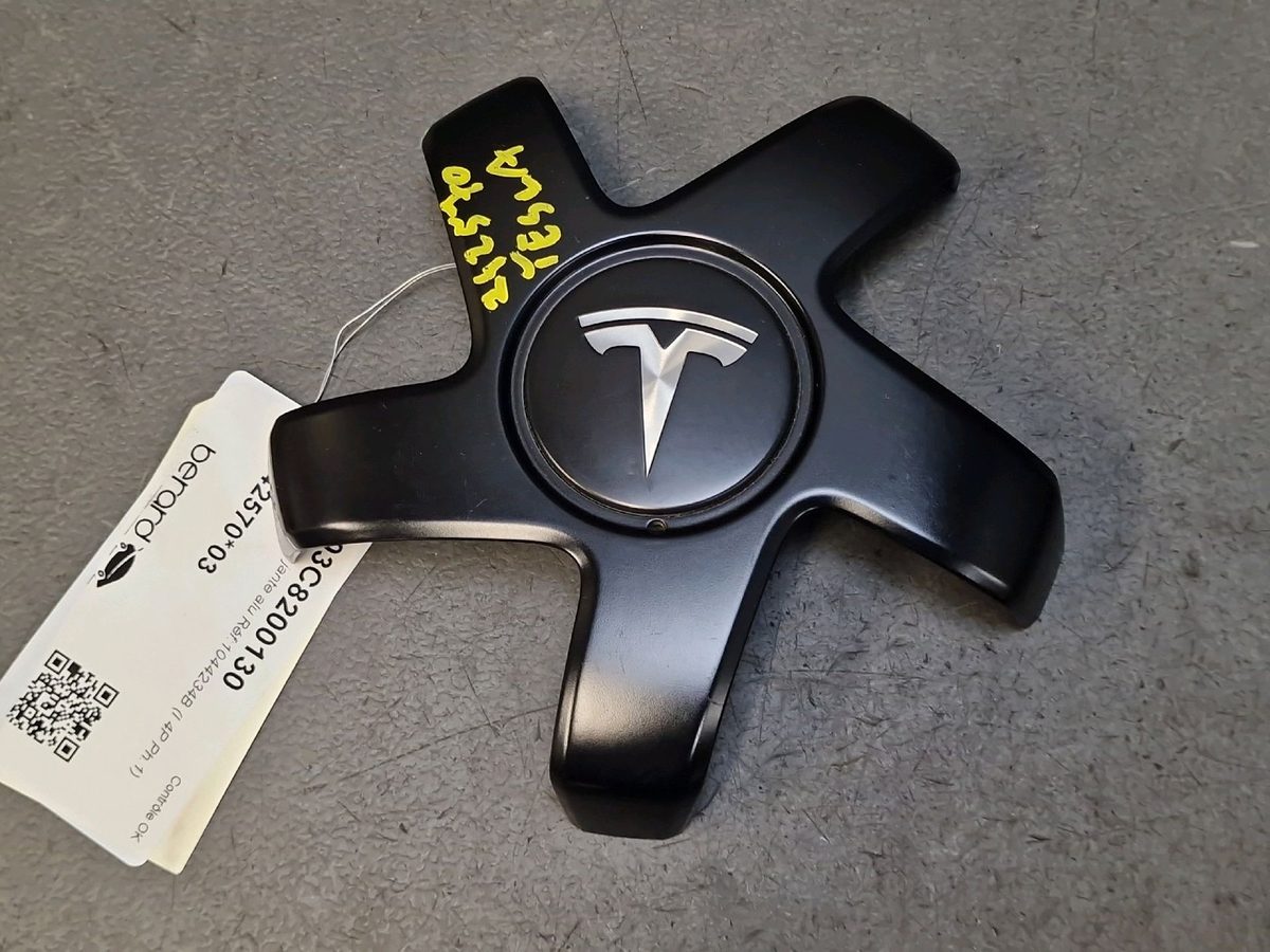 Tesla Model 3 center cap unit